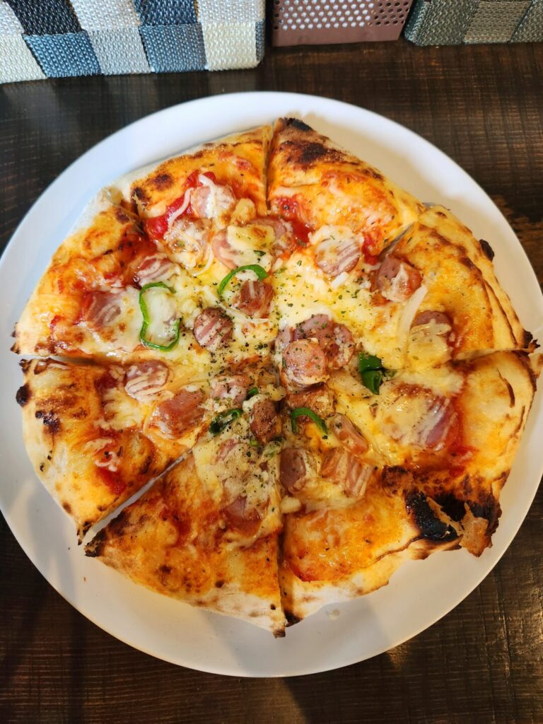 PIZZA DONE（ピザ ダン)のトマトソースのピザ