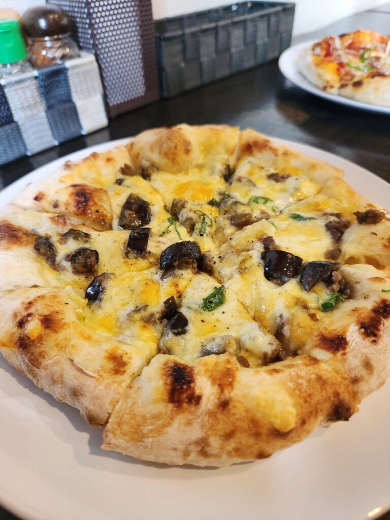 PIZZA DONE（ピザ ダン)の味噌ソースのピザ