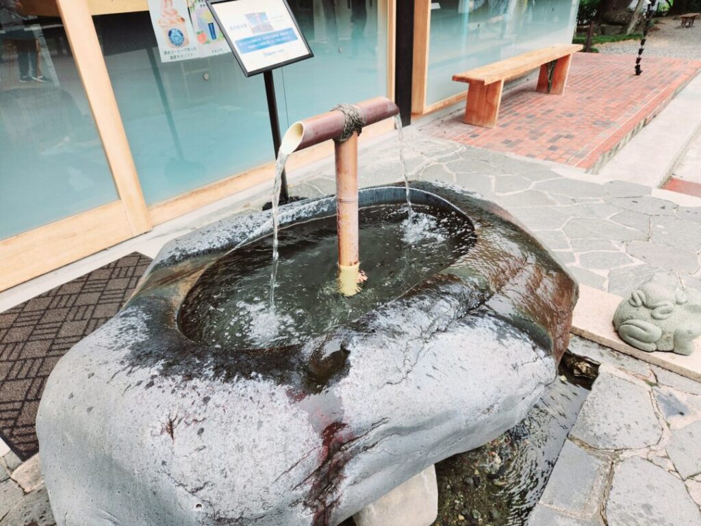 大王わさび農場のDAIO’S CAFE (ダイオーズ カフェ）前にある湧き水