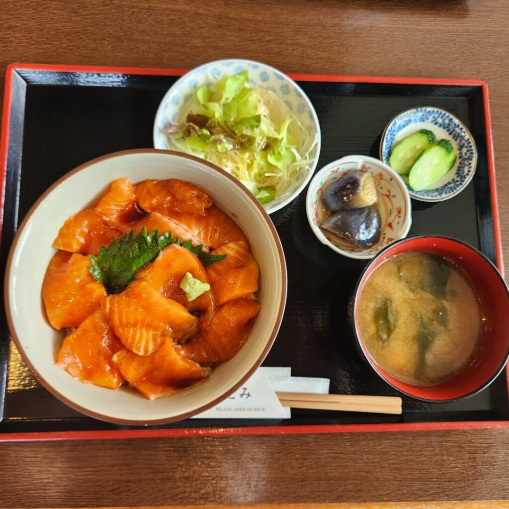 かわせみの信州サーモンづけ丼