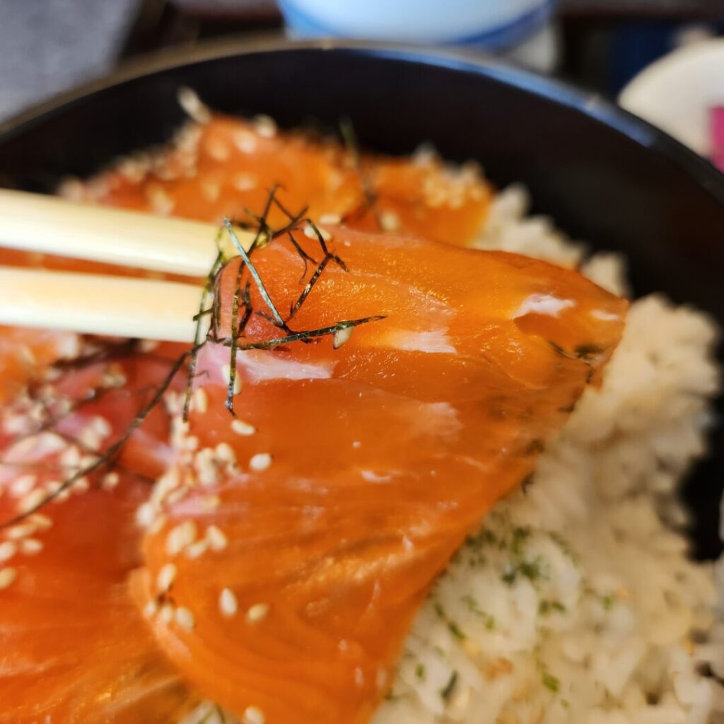 小柴屋の信州サーモン丼